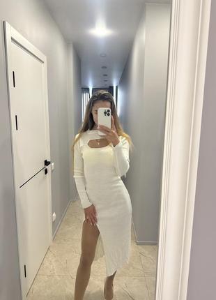 Біла сукня