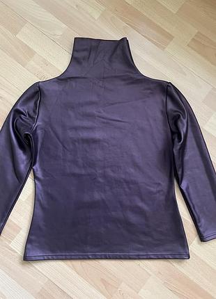 Світерок з кожзаму.