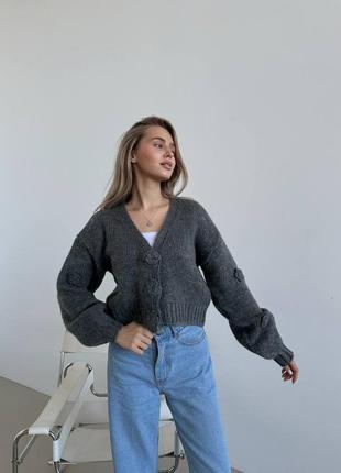 Короткий вязаный кардиган с объемными розами