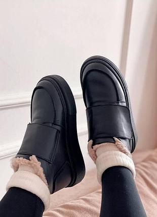 Чорні утеплені кросівки з натуральної шкіри на липучку на високій підошві4 фото