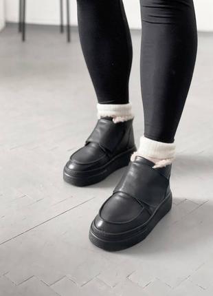 Чорні утеплені кросівки з натуральної шкіри на липучку на високій підошві3 фото