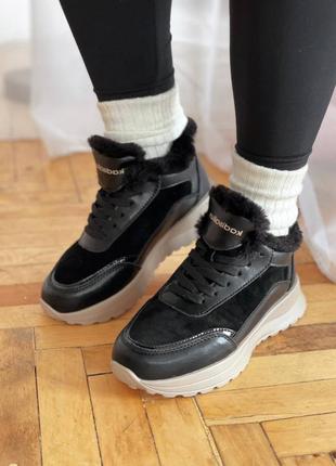 Чорні утеплені кросівки з натуральної шкіри та замші з лакованими вставками на бежевій підошві