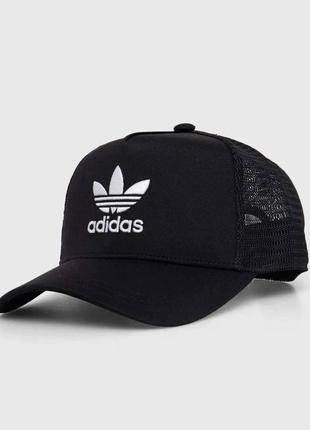 Кепка adidas з вишитим лого: легендарна якість та стиль