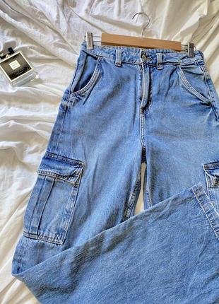 Прямые широкие синие джинсы карго с прямым кроем и карманами от h&m divided, размер m.