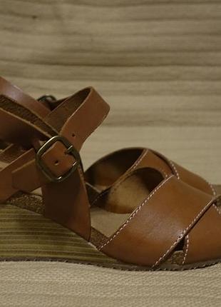 Чудові фірмові шкіряні босоніжки на високій танкетці kickers франценція 40 р. 25,5 см.