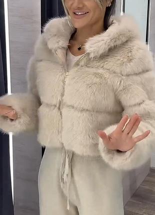 Шикарна модель шубки з капюшоном
