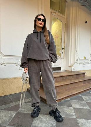 Теплый и практичный флисовый костюм на каждый день с джоггерами и худи с капюшоном на затяжке снизу, темно серый графит