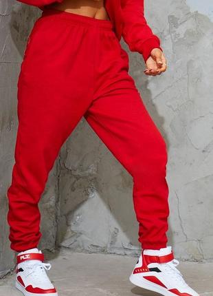 Красные спортивные штаны joggers