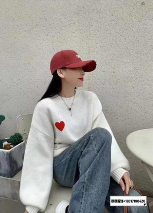 Жіночий светр з вишивкою серце