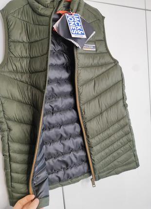 Оригинальная,теплая жилетка на подростка jack & jones.
