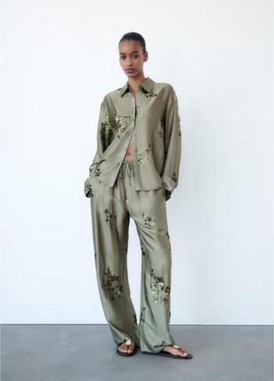 Zara костюм брючный атласный с пайетками
