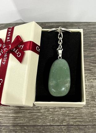 Кулон с натуральным камнем нефрит в природной форме на брелке в подарочной коробочке