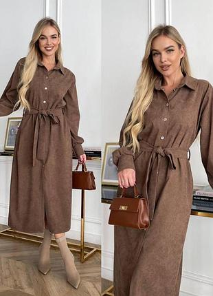 Красивое женское платье на кнопках из вельвета с поясом