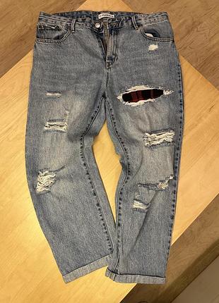 Джинсы с латками и потертостями