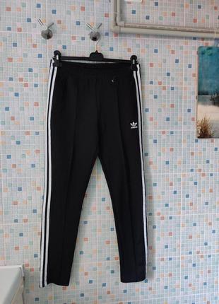 Спортивные штаны adidas.