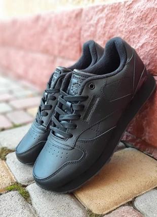 Женские зимние кроссовки reebok classic leather