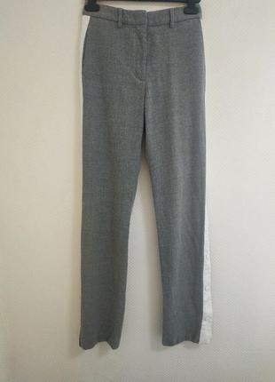 Серые шерстяные брюки с лампасами белую полоску essentiel antwerp