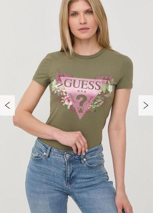 Яркая футболка guess