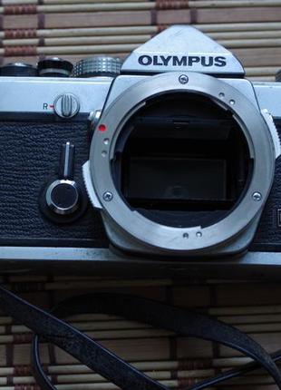 Фотоаппарат olympus om-1 с ремешком