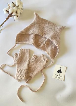 Розкішний вʼязаний комплект коточепчик  з мітенками бежевого кольору пухнастий комплект