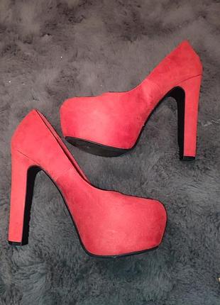 Туфлі на великому підборі червоні