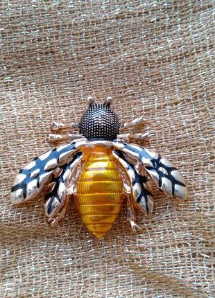 Брошка оса