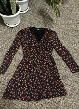 Легкое черное платье ретро стиль в красных цветах с поясом s m