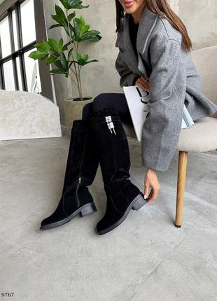 Сапоги трубы с трендовой фурнитурой