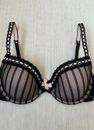 Дуже красивий чорний бюстгальтер