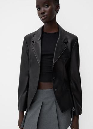 Приталенный блейзер из искусственной кожи bershka