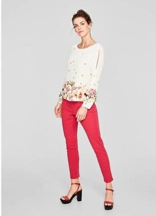 Гарна блузка з квітковим принтом