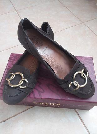 Шкіряні туфлі бренду chester. розмір 38