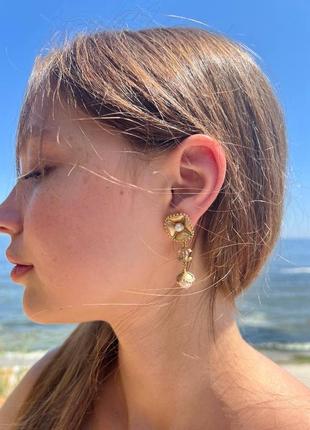 Подвесные серьги в позолоте с жемчужинами