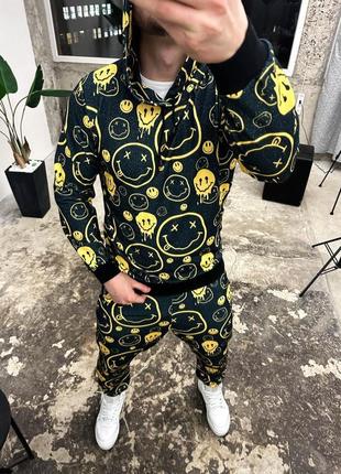 Чорний чоловічий костюм з принтом