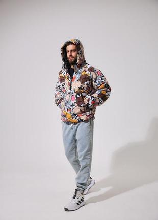 Яскравий різнокольоровий утеплений чоловічий анорак з мультяшним принтом