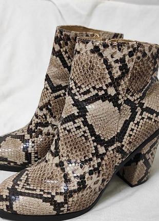 Сапожки рептилия new look
