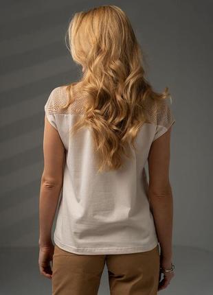 Женская однотонная кремовая футболка с ажурной вставкой. модель 3018 trikobakh6 фото