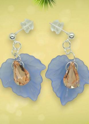 Женские серьги гвоздики с подвесками в виде листка и капельки – природное изящество и нежный блеск