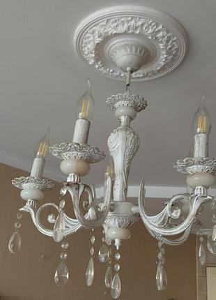 Изысканная люстра в классическом стиле