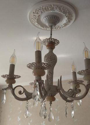 Изысканная люстра в классическом стиле