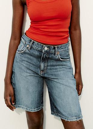 Джинсовые шорты trf с низкой посадкой и хлястиком zara, размер 36