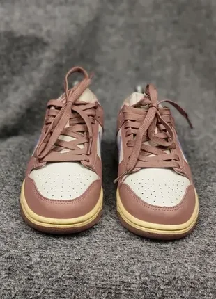 Трендовые женские кроссовки nike dunk low pink oxford оригинал кожаные кеды5 фото