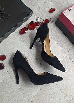Vince camuto оригінал чорні замшеві туфлі човники д'орсей на шпильці