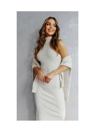 Актуальное теплое платье в рубчик, без рукавов, по фигуре, разрезы, стильное, модное, трендовое