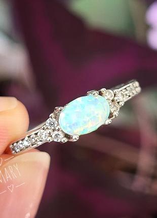 Серебряное кольцо с белым опалом и цирконами