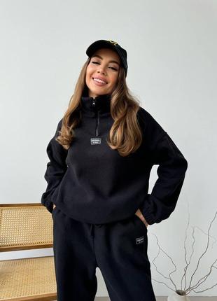 Спортивный костюм с кофтой с воротником с молнией с манжетами на резинке с шнурками из низа с брюками джоггерами с карманами с манжетами на резинке