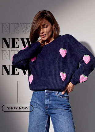 Вязаная кофта с клубничкой