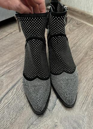Ковбойки, чоботи, черевики