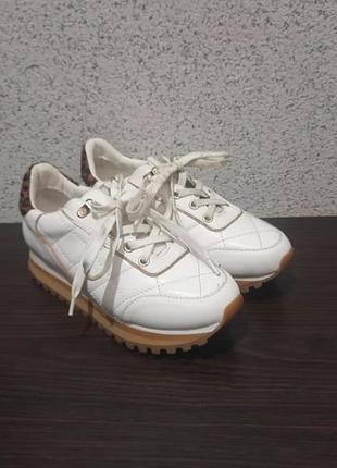 Білі шкіряні кросівки 37 р