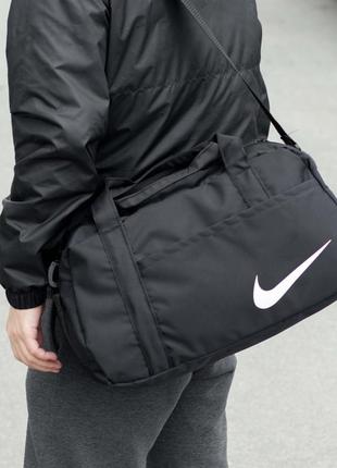 Спортивная сумка nike ego white черного цвета для тренировок, фитнеса и поездок10 фото
